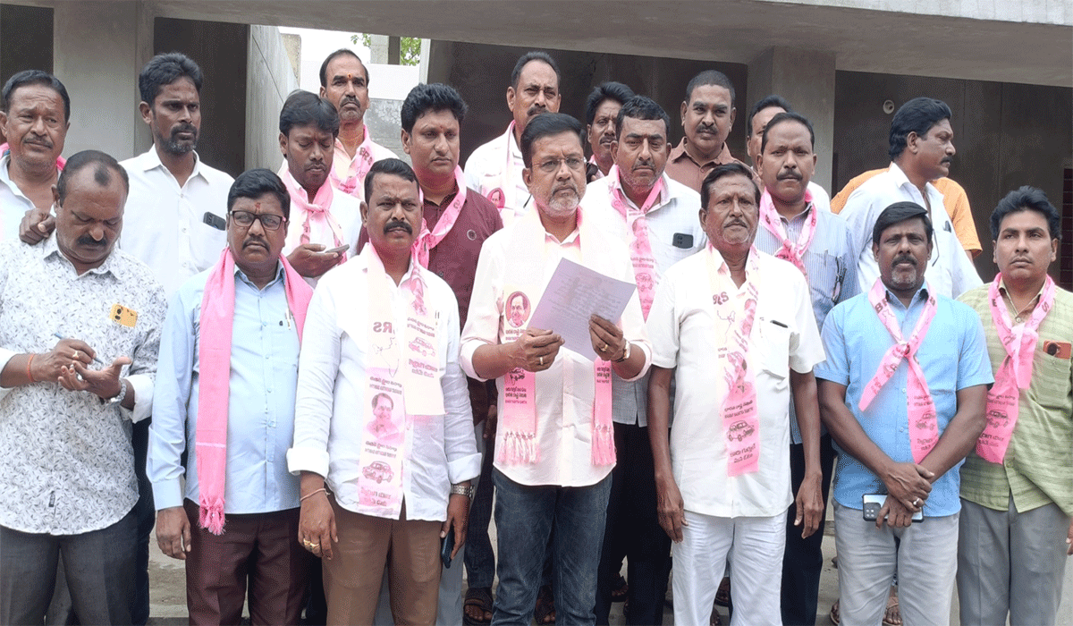 Putta Madhukar | మంత్రికి ఇసుక, మట్టి దోపిడీపై ఉన్న శ్రద్ధ పేదలకు సేవ చేయడం మీద లేదు.. మంథని మాజీ ఎమ్మెల్యే పుట్ట మధూకర్‌