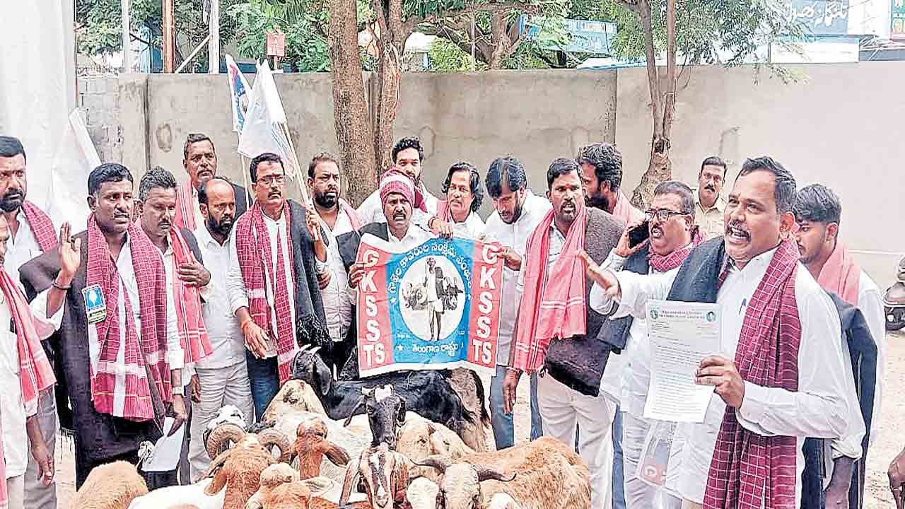 గొర్రెలతో గాంధీభవన్‌ ముట్టడి