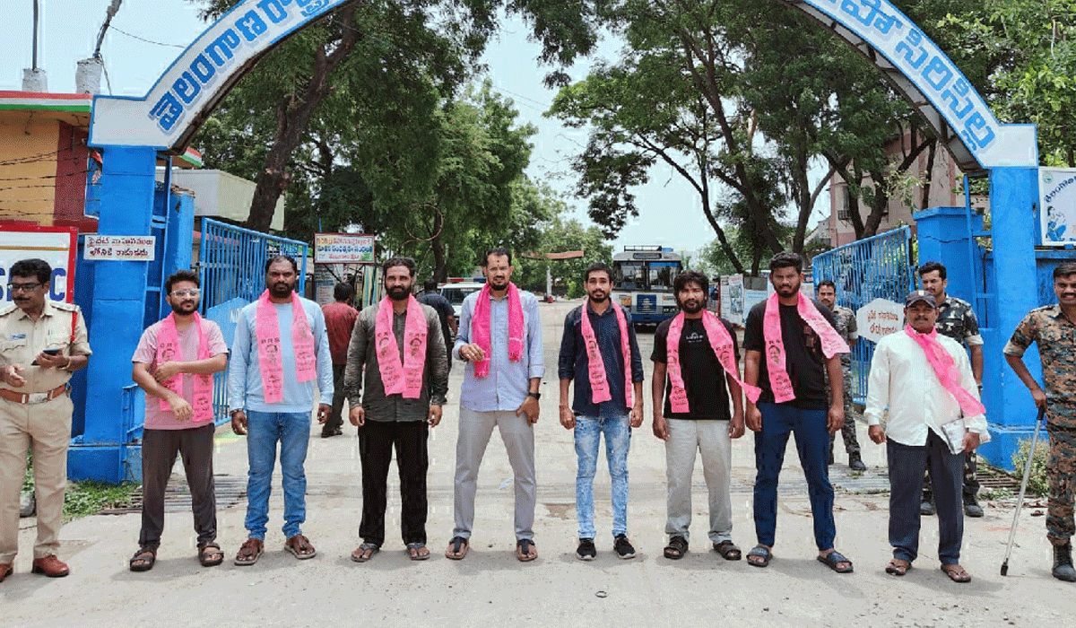 Bus pass prices | బస్ పాస్ ధరలు తగ్గించాలని డిపో ఎదుట బీఆర్‌ఎస్‌ నేతల ధర్నా