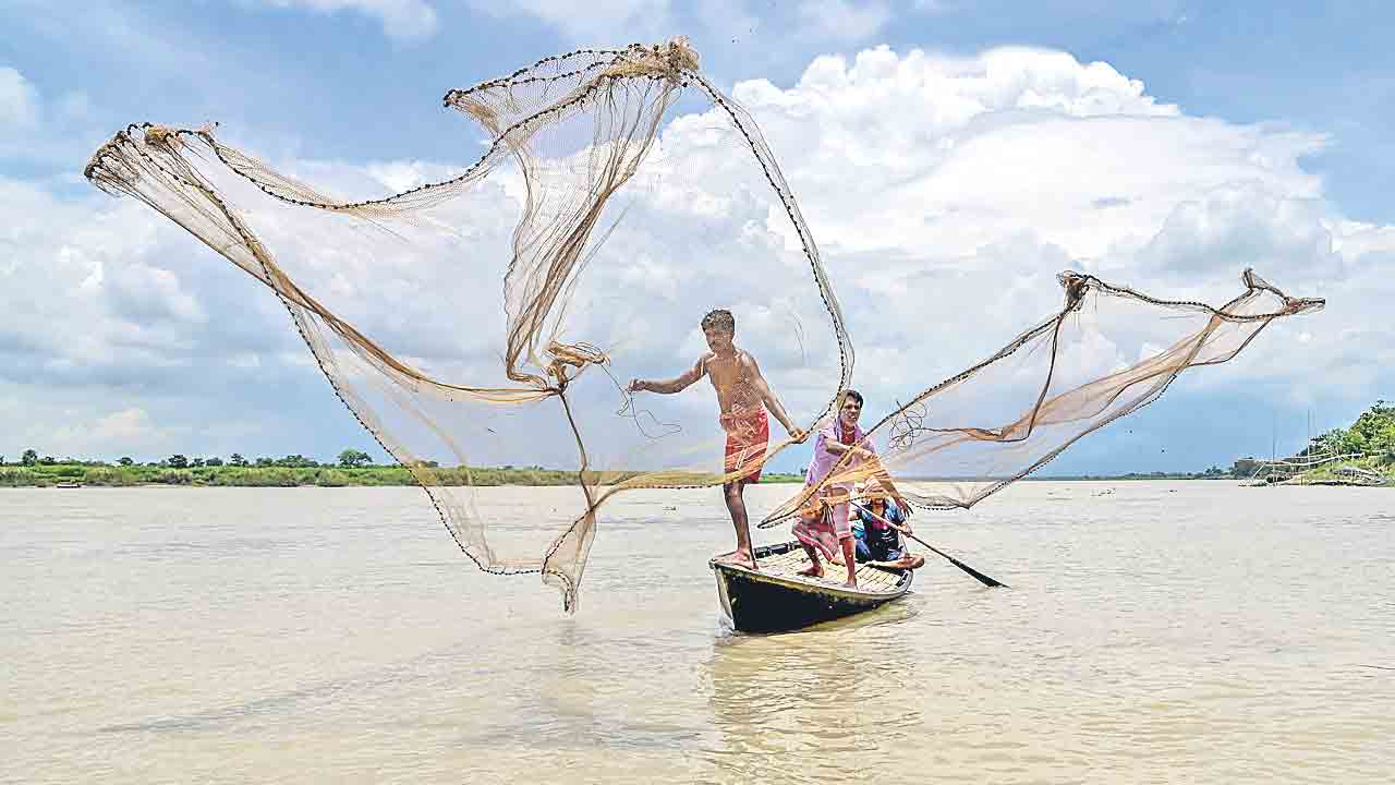 మత్స్యకారులపై కక్షగట్టిన కాంగ్రెస్‌