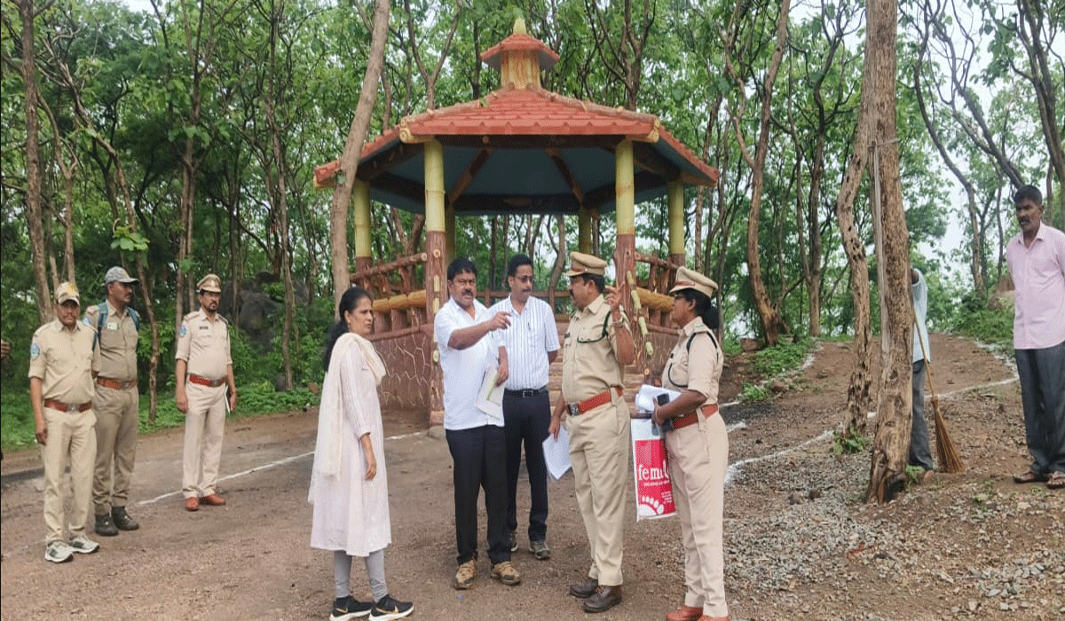 Kondagattu | కొండగట్టులో అటవీశాఖ అర్బన్ పార్కును పరిశీలించిన ఫారెస్ట్ ప్రిన్సిపల్ చీఫ్ కన్జర్వేటీవ్ సువర్ణ