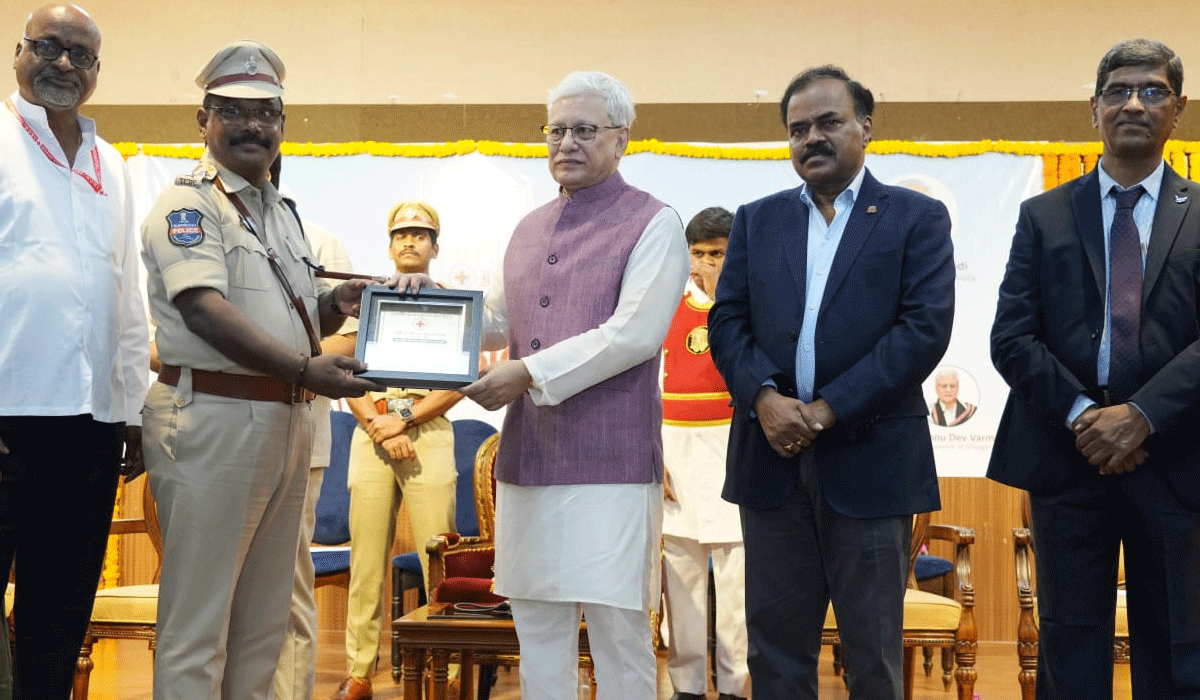 Best motivator award | బెస్ట్ మోటివేటర్ గా పెద్దపల్లి ఏసీపీ గజ్జికృష్ణయాదవ్..గవర్నర్ జిష్ణుదేవ్ వర్మ చేతుల మీదుగా అవార్డు అందుకున్న ఏసీపీ