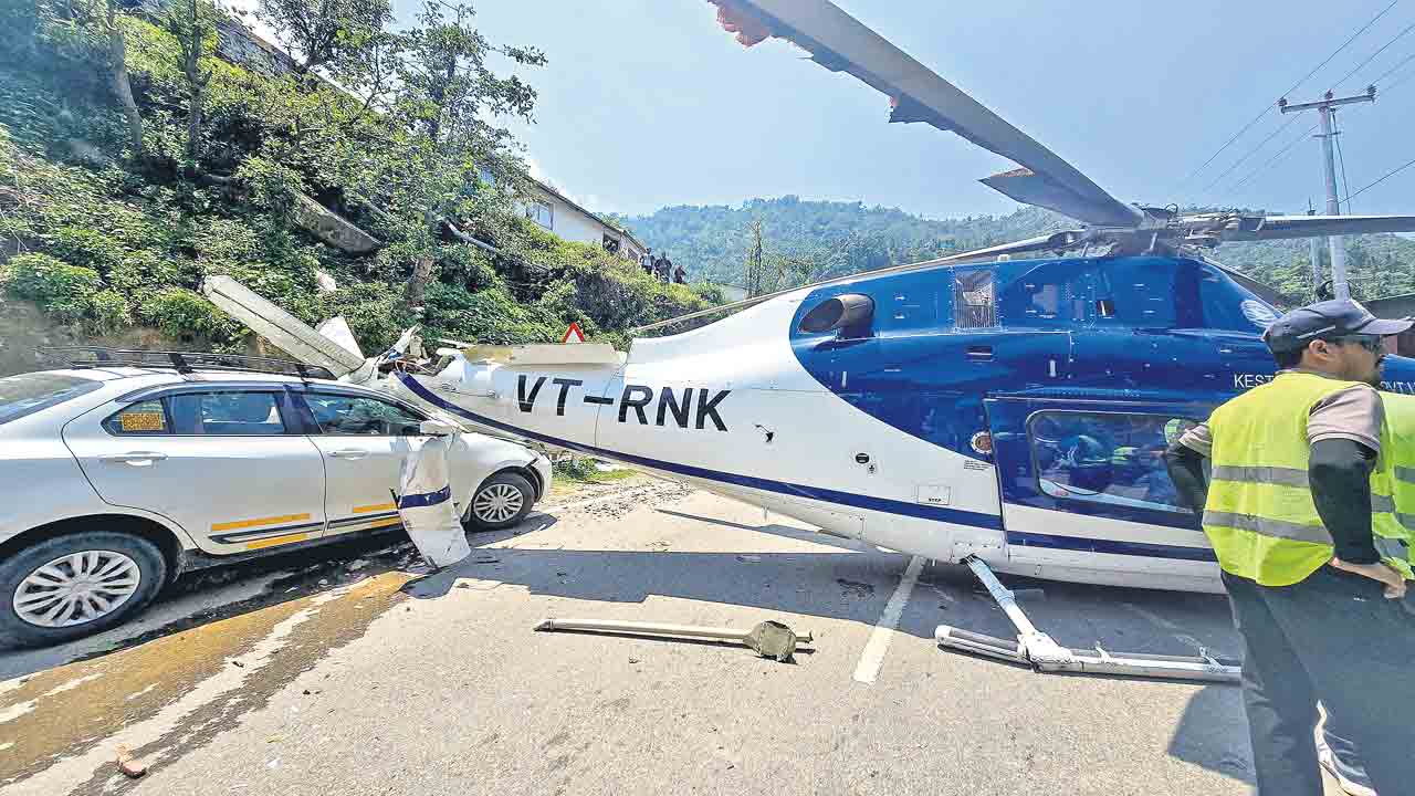 రోడ్డు మధ్యలో హెలికాప్టర్‌ అత్యవసర ల్యాండింగ్‌