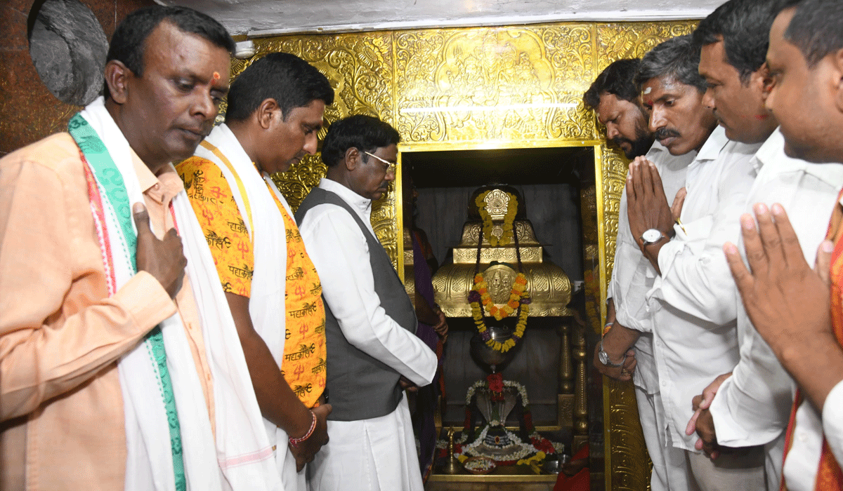 Vivek Venkataswamy | ఓదెల మల్లికార్జున స్వామి ఆలయాన్ని దర్శించుకున్న మంత్రి వివేక్ వెంకటస్వామి