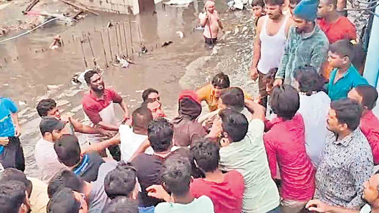 అత్తాకోడళ్లకు నిరసన సెగ