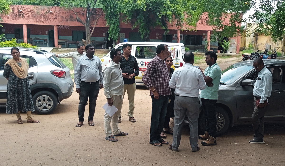 Godavarikhani | ఆశ్రమ పిల్లల తరలింపులో హైడ్రామా.. ఆధారాలతో వస్తేనే అప్పగిస్తామన్న అధ్యాపకులు