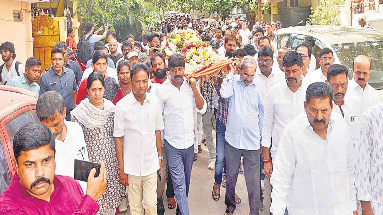 జర్నలిస్ట్ స్వేచ్ఛకు కన్నీటి వీడ్కోలు