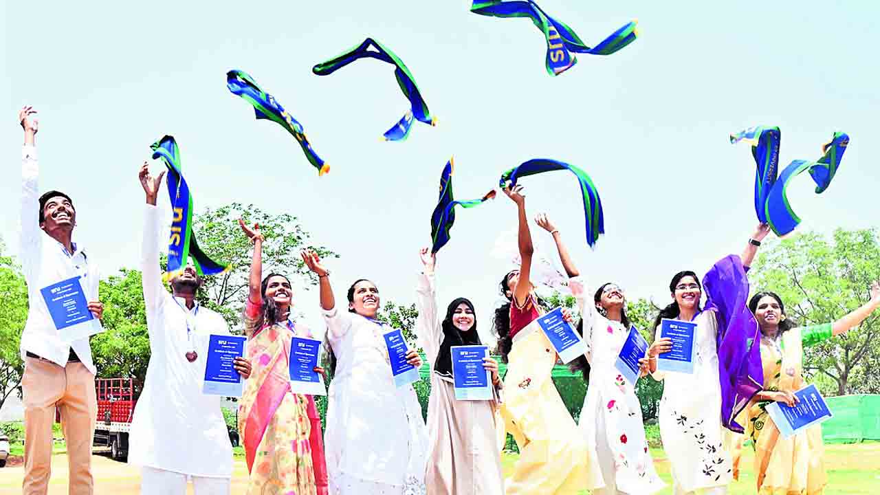 స్నాతకత్సోవ సంబురం