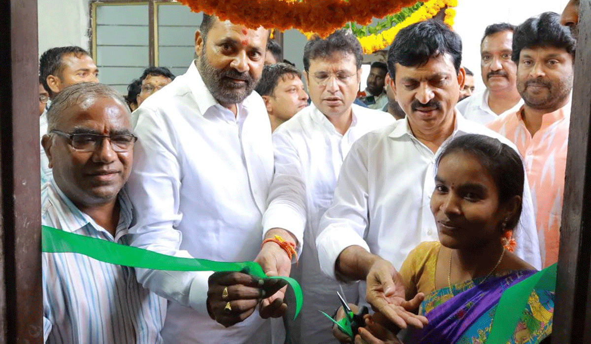 Double bedroom houses | ఒకే రోజు 466డబుల్‌ బెడ్రూం ఇండ్ల గృహ ప్రవేశాలు.. ఇండ్లను పంపిణీ చేసిన మంత్రులు పొంగులేటి శ్రీనివాస్ రెడ్డి, దుద్దిళ్ల శ్రీధర్‌బాబు