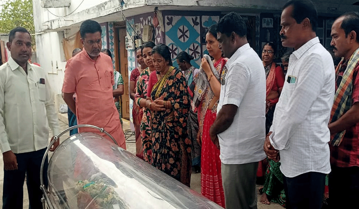 Putta Madhukar | బాధిత కుటుంబానికి మాజీ ఎమ్మెల్యే పుట్ట మధూకర్‌ పరామర్శ