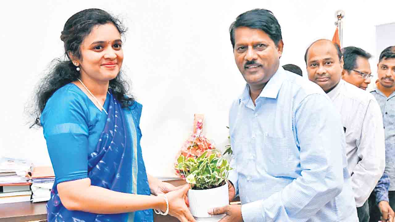 సమాచార పౌర సంబంధాల స్పెషల్‌ కమిషనర్‌గా ప్రియాంక బాధ్యతలు