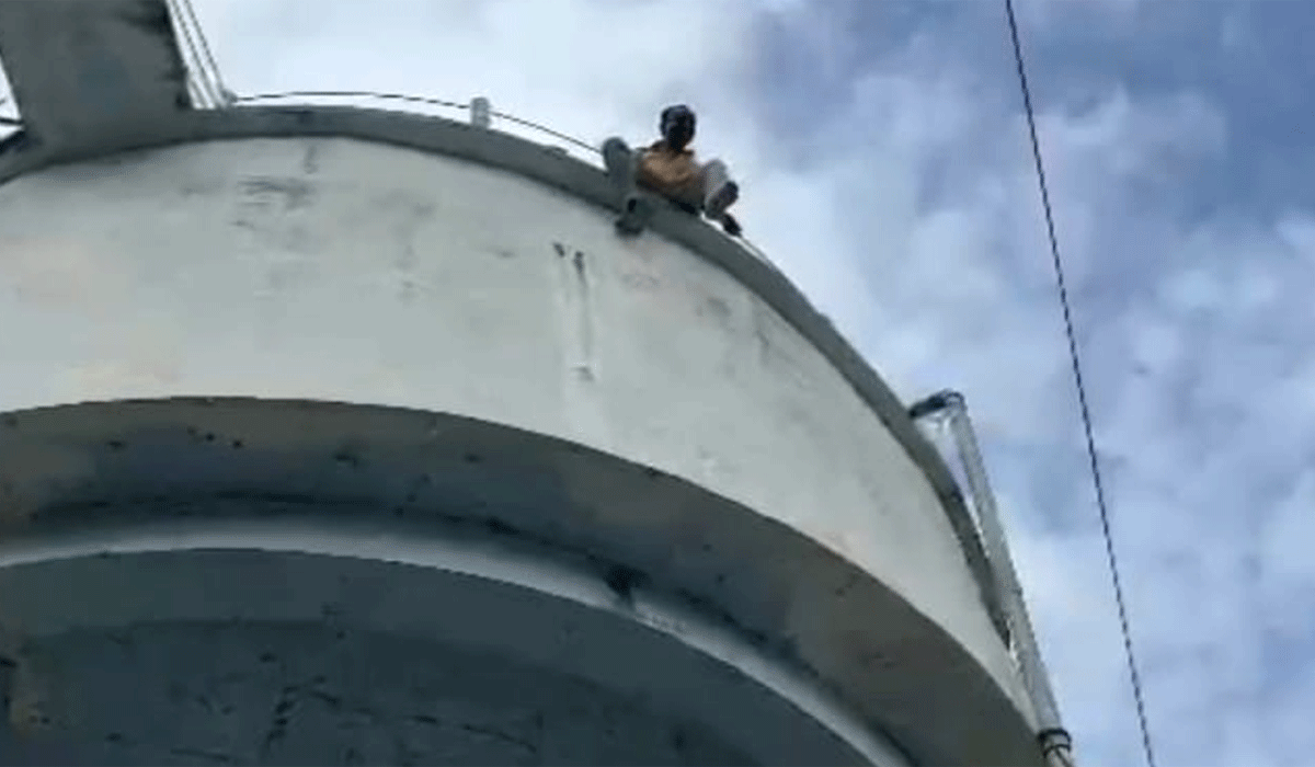 Sanitation worker | శ్రీరాములపల్లిలో పారిశుద్ధ్య కార్మికుడి ఆత్మహత్యాయత్నం