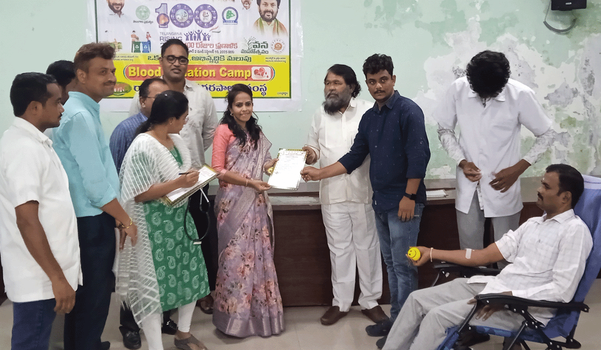 Blood donation | ఆదర్శంగా రామగుండం బల్దియా అధికారులు