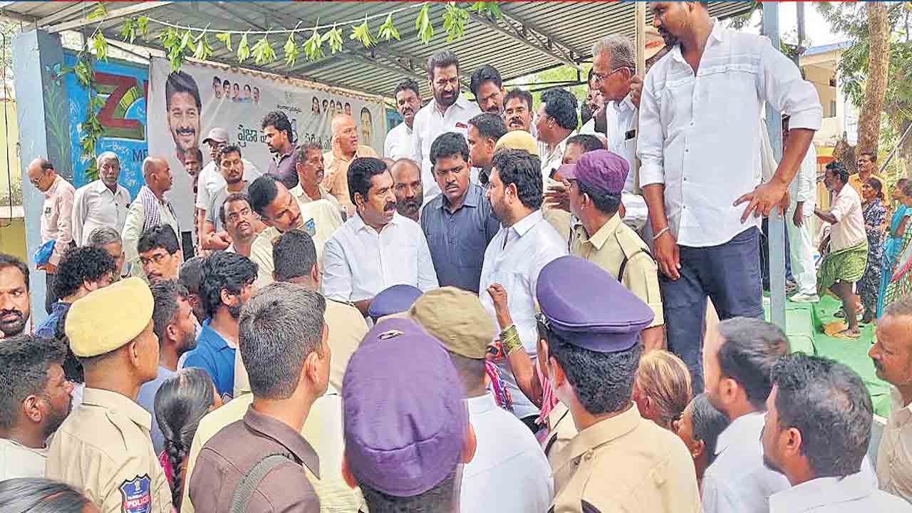 Indiramma Illu | ఇందిరమ్మ ఇండ్లు అర్హులకు ఇవ్వరా? ఎమ్మెల్యేను నిలదీసిన కాంగ్రెస్‌ కార్యకర్తలు..