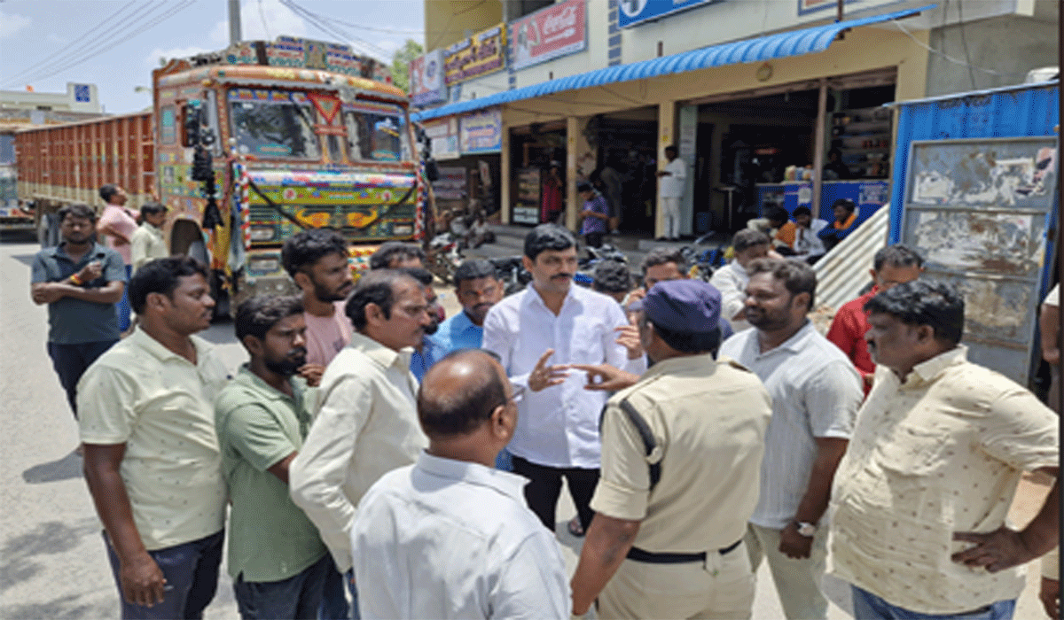 Karimnagar |మానకొండూర్ లో ఇసుక లారీల అడ్డుకున్న బీఆర్ఎస్ శ్రేణులు