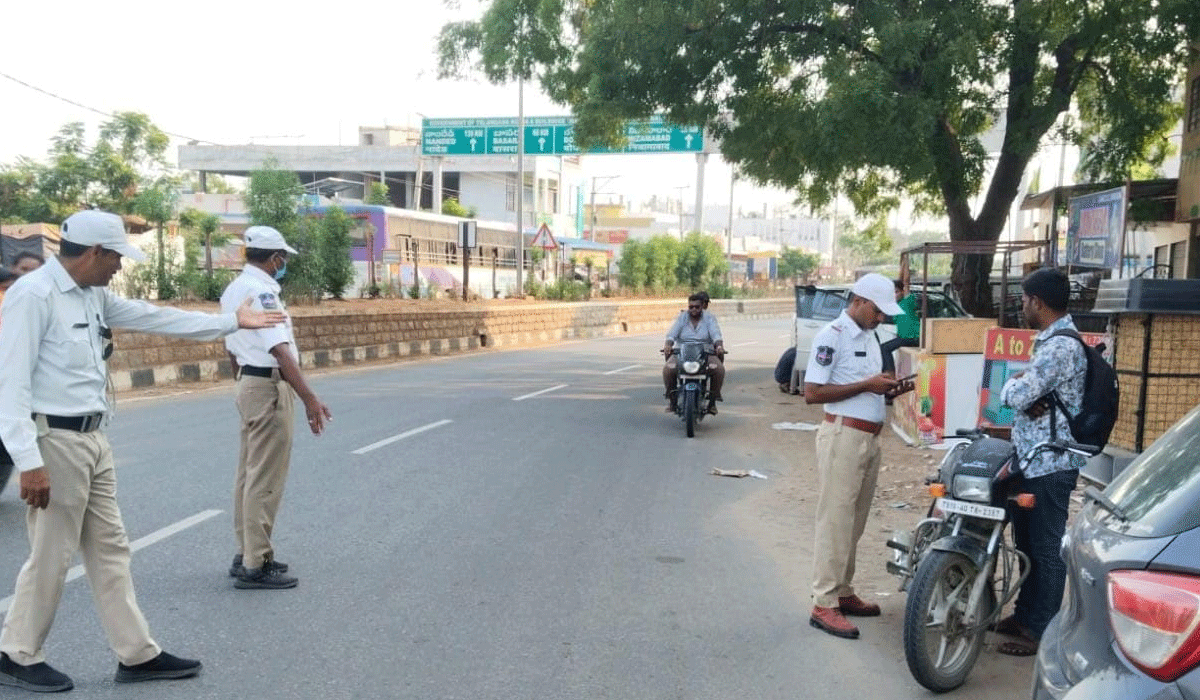 Traffic rules must | ట్రాఫిక్‌ రూల్స్‌ తప్పనిసరిగా పాటించాలి.. ఆర్మూర్‌ ట్రాఫిక్‌ ఎస్సై రఘుపతి
