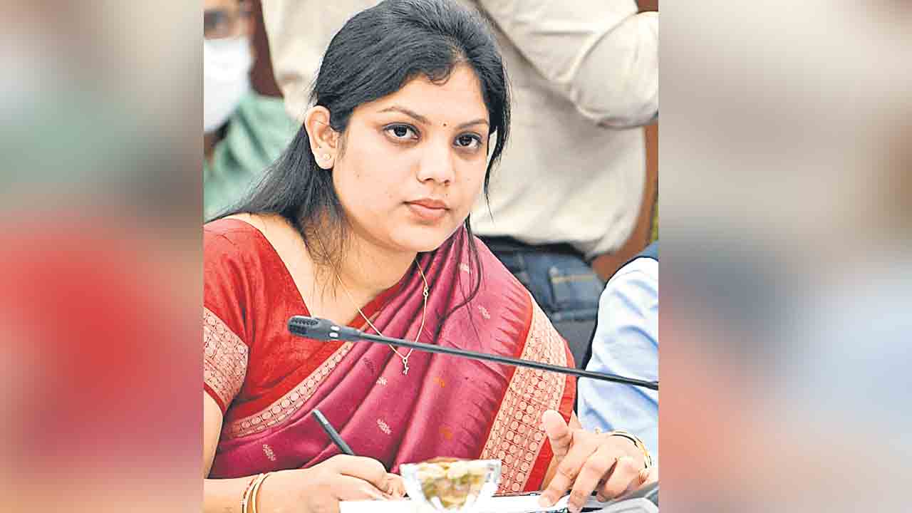 ప్రభుత్వ దవాఖానలో కలెక్టర్‌కు శస్త్రచికిత్స..