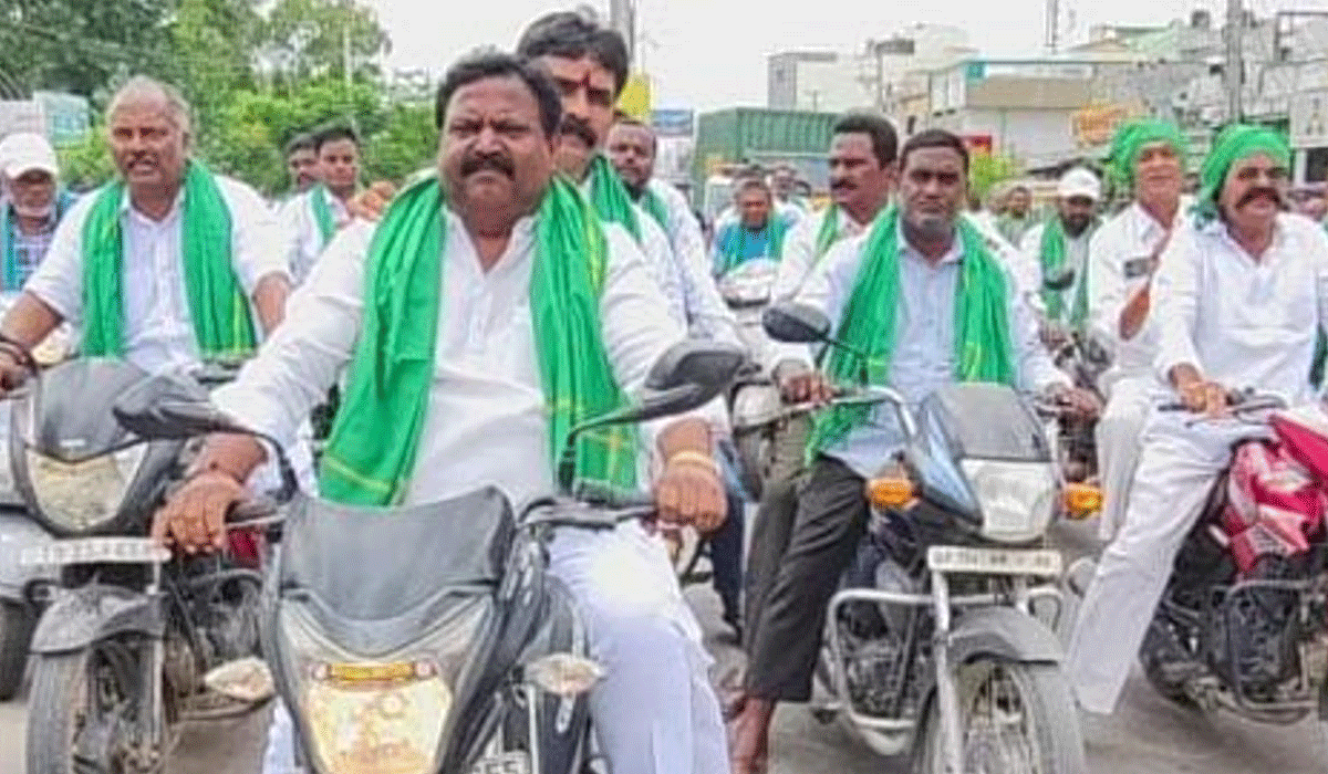 Munnur Kapu | మంత్రి వర్గ విస్తరణలో మున్నూరు కాపులకు అన్యాయం..  కోరుట్లలో బైక్ ర్యాలీ నిర్వహించిన మున్నూరు కాపు సంఘం