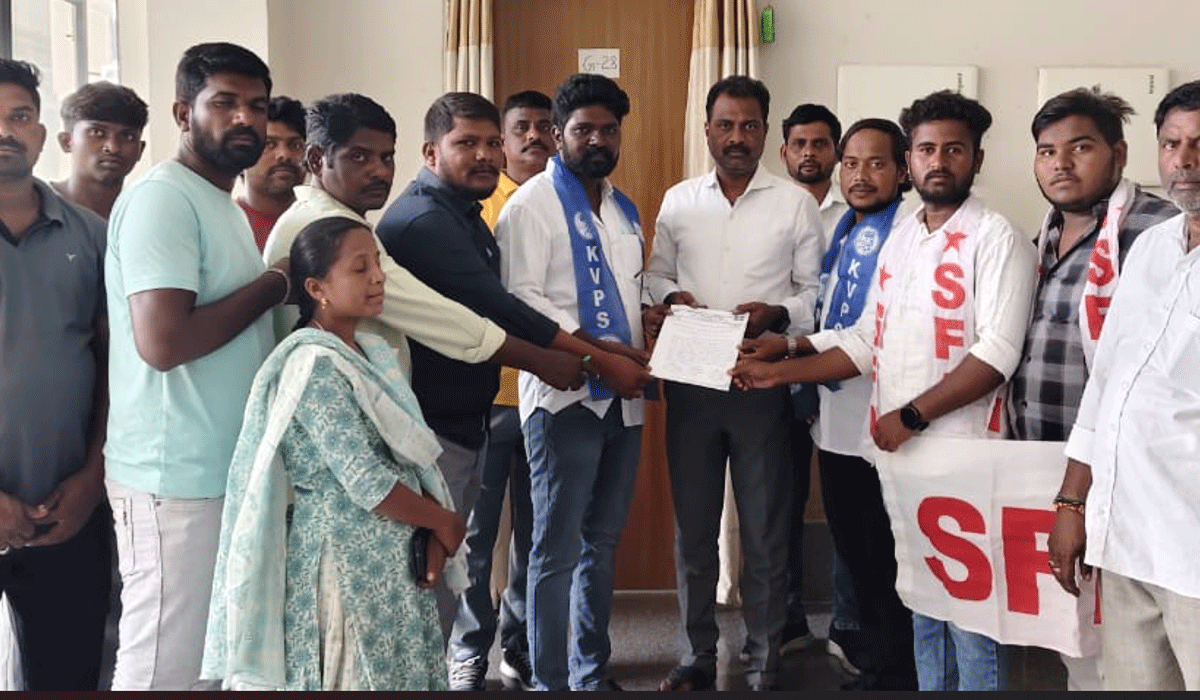 Best Available pending dues | బెస్ట్ అవైలబుల్ పెండింగ్ బకాయిలు విడుదల చేయాలని కలెక్టరేట్ ఎదుట నిరసన