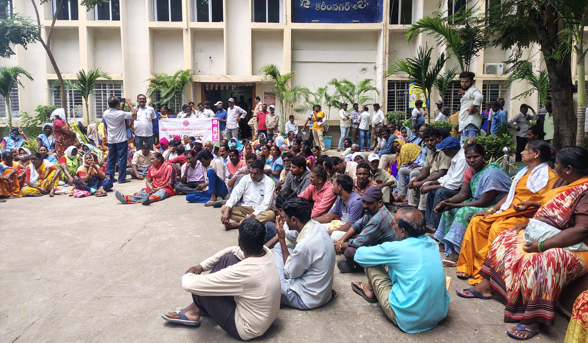 Sanitation workers | తమ సమస్యలు పరిష్కరించాలని పారిశుద్ధ కార్మికుల ఆందోళన