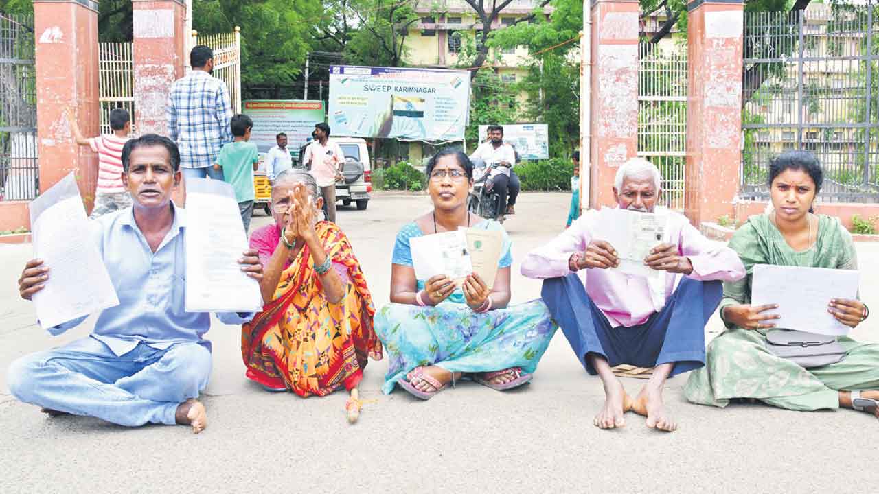 కలెక్టరమ్మా.. మాకు న్యాయం చేయండి