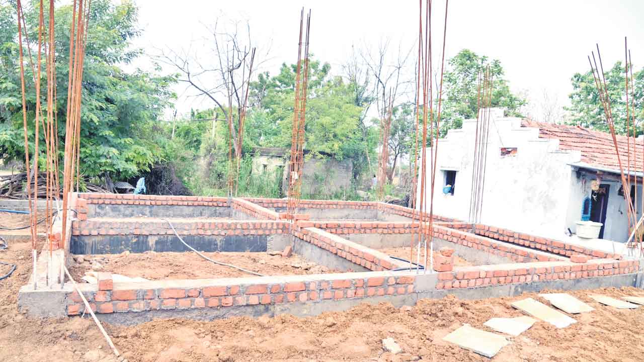 ఇందిరమ్మ.. ఇదేందమ్మా!