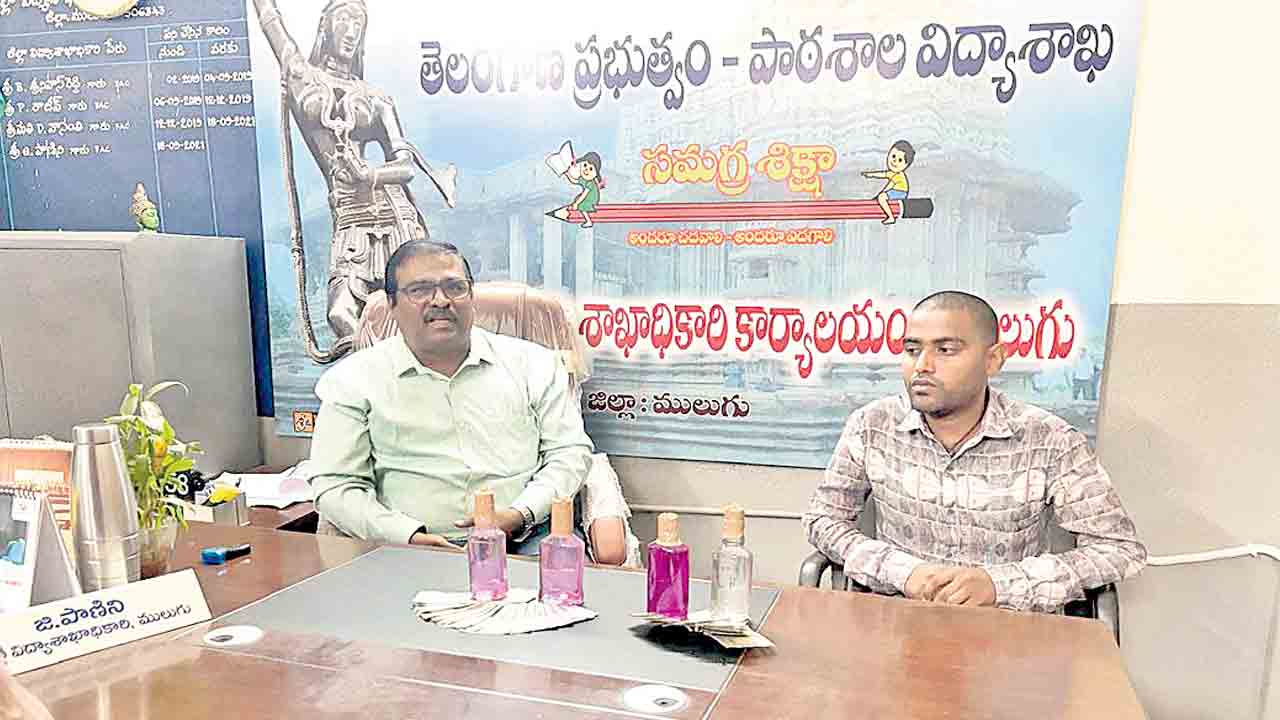 ఏసీబీకి చిక్కిన ములుగు డీఈవో