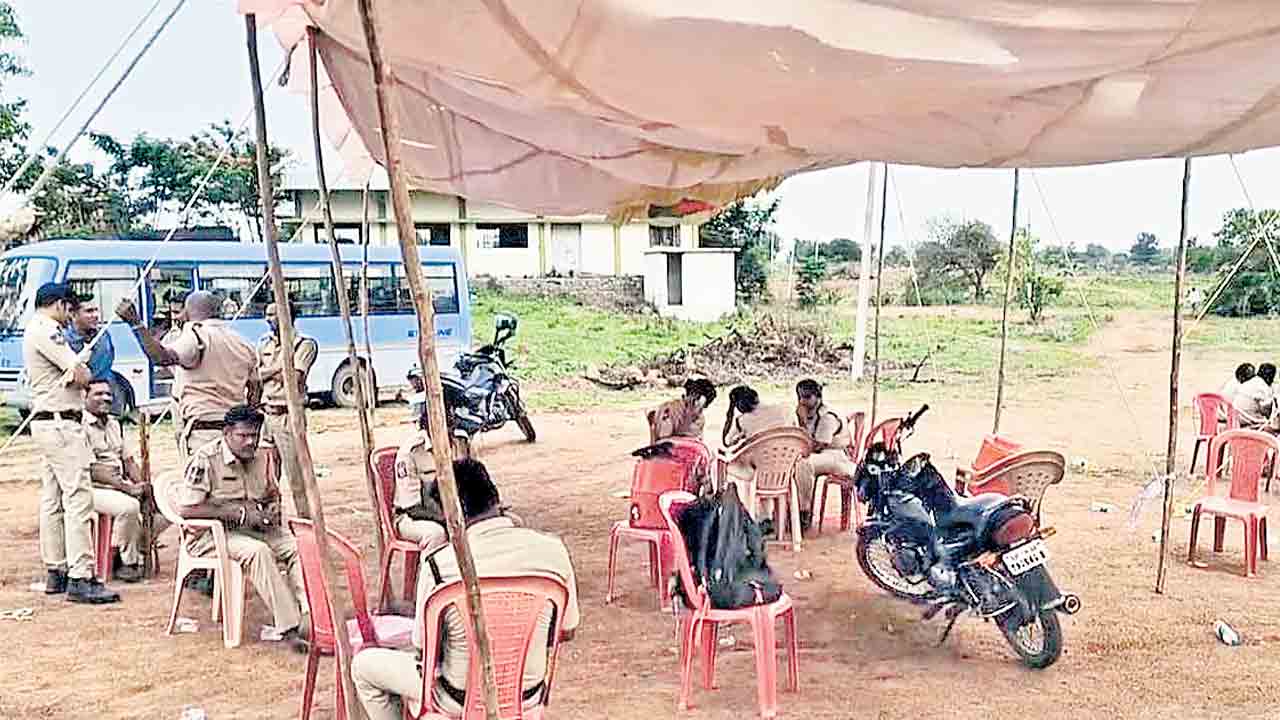 పోలీస్‌ పహారాలో వైద్య కళాశాల ప్రహరీ నిర్మాణం