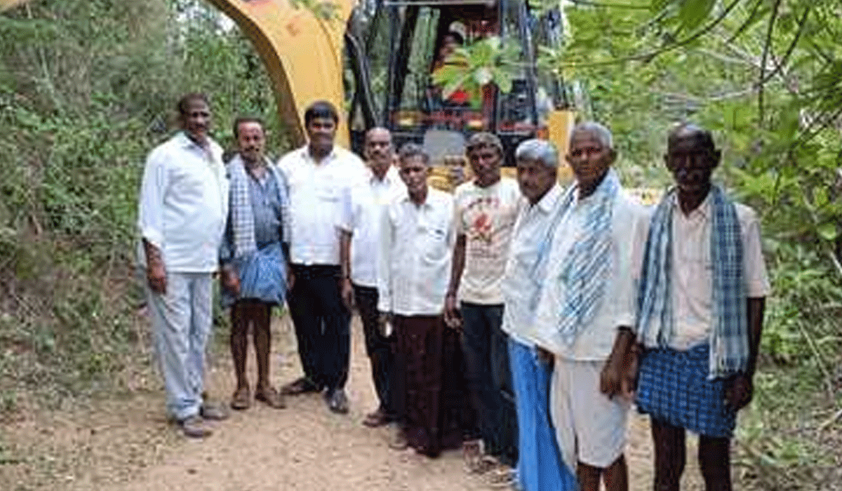 Peddapally | నీలకంట చెరువుకట్టపై ముళ్ల పొదలు తొలగించిన సారయ్య గౌడ్