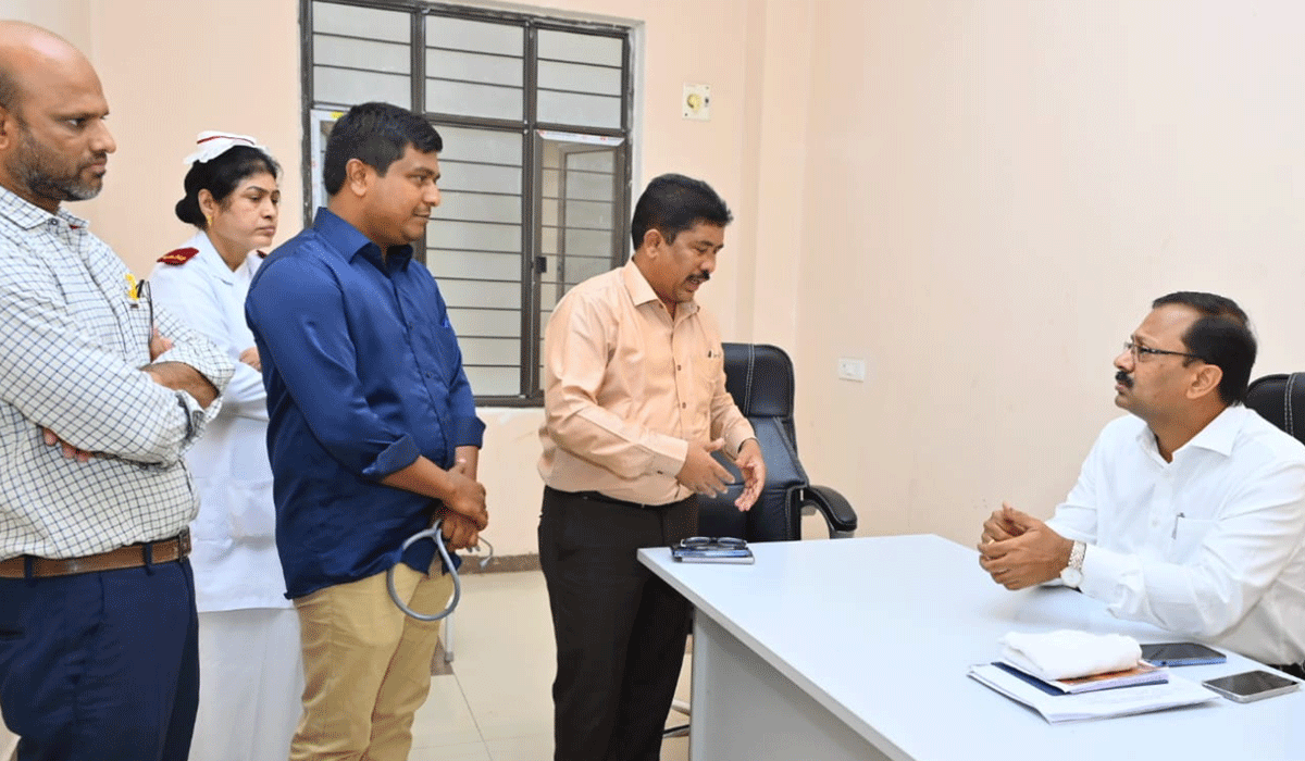 Collector Vinay Krishna Reddy | ఆర్మూర్ ప్రభుత్వ ఆసుపత్రిలో చికిత్స పొందుతున్న వృద్ధురాలికి కలెక్టర్ వినయ్ కృష్ణారెడ్డి పరామర్శ
