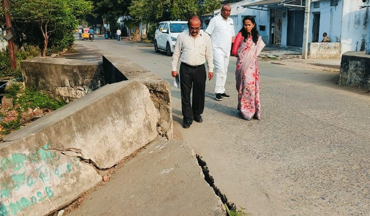 Godavarikhani | కూలిపోయేలా కల్వర్టు.. కనిపించని అలెర్ట్…? విఠల్ నగర్ మీసేవా ఎదుట ఇదీ దుస్థితి