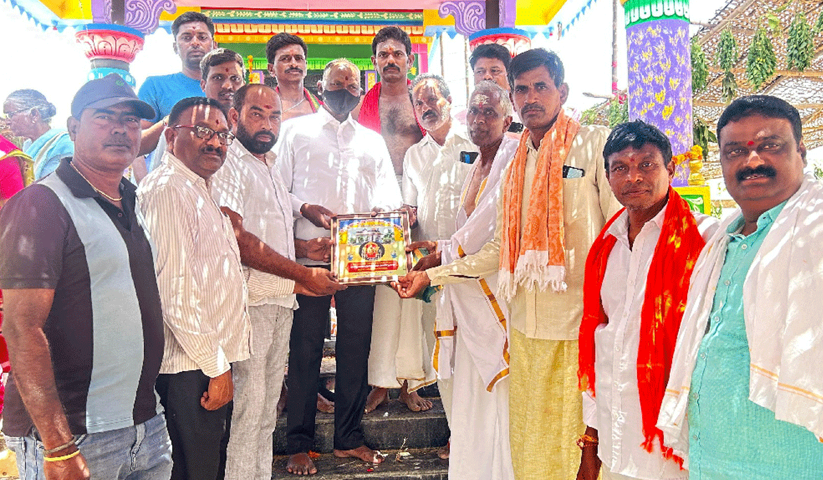 padi Udaynandan Reddy | బొంతుపల్లిలో విగ్రహ ప్రతిష్టకు ఉదయ్‌నందన్‌ రెడ్డి విరాళం అందజేత