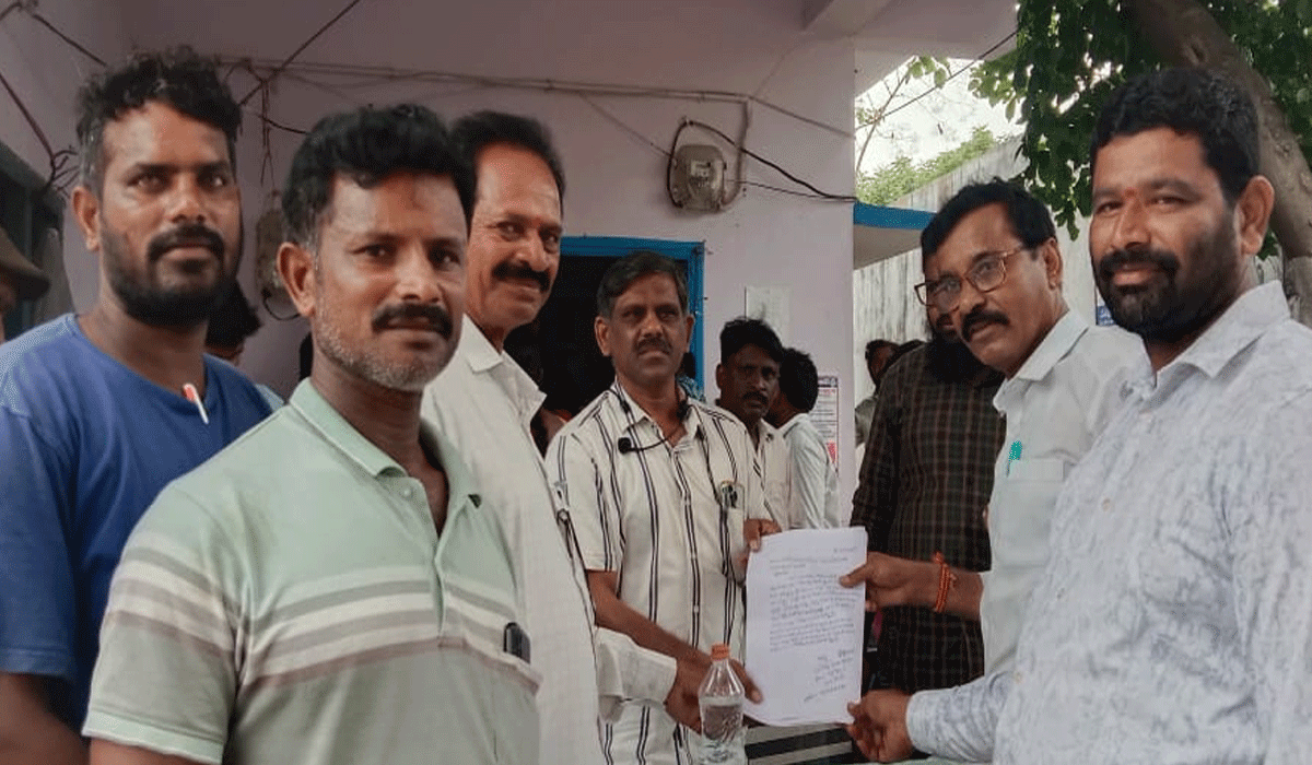 Convert lands | కూనారంలో ఫారెస్టు అని తప్పుగా నమోదైన వాటిని పట్టా భూములుగా మార్చాలని వినతి