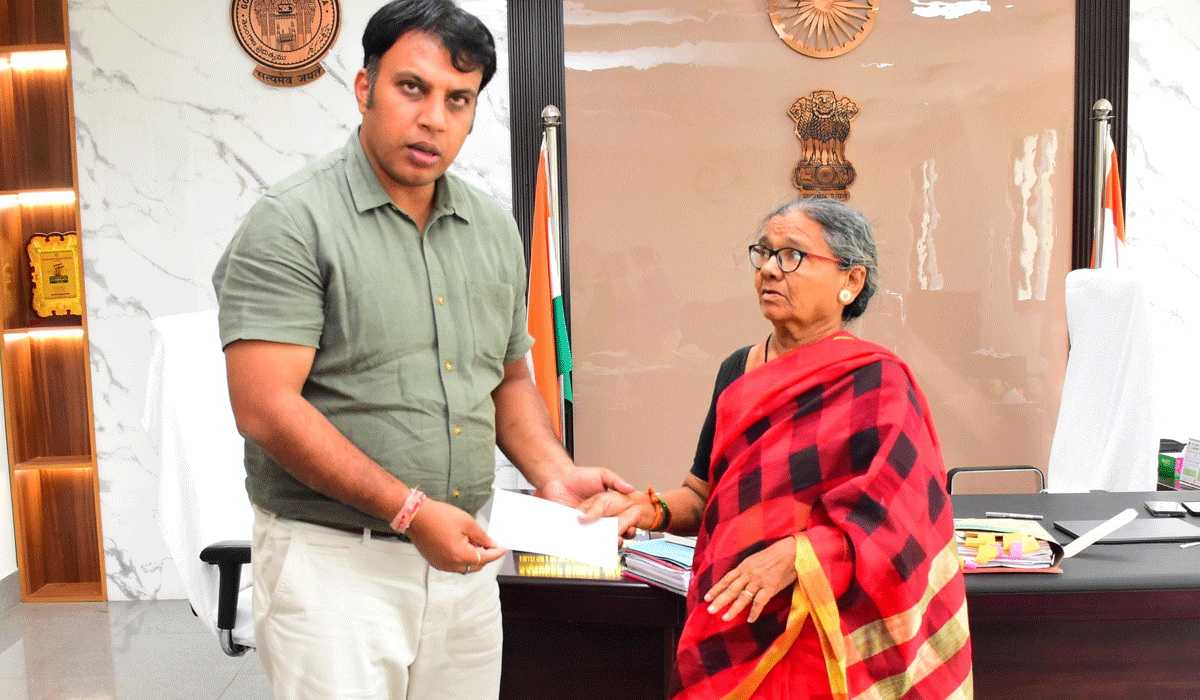 Compensation | 150 మంది భూనిర్వాసితులకు నష్టపరిహారం పంపిణీని చేసిన కలెక్టర్ సందీప్ కుమార్ ఝా