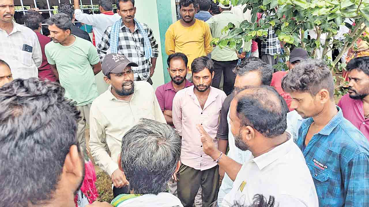 ఉన్నోనికే ఇందిరమ్మ ఇండ్లా?