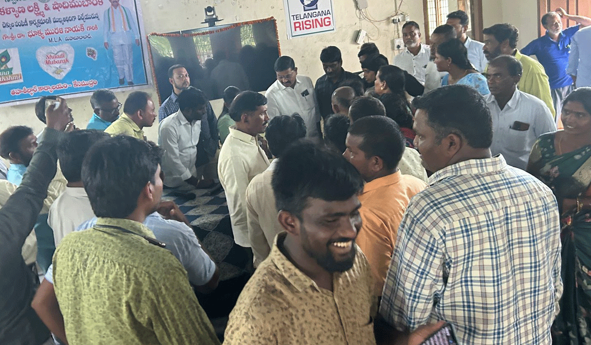 ఇందిరమ్మ ఇల్లు మంజూరు చేయకపోవడంపై అధికారులను నిలదీసిన ప్రజలు