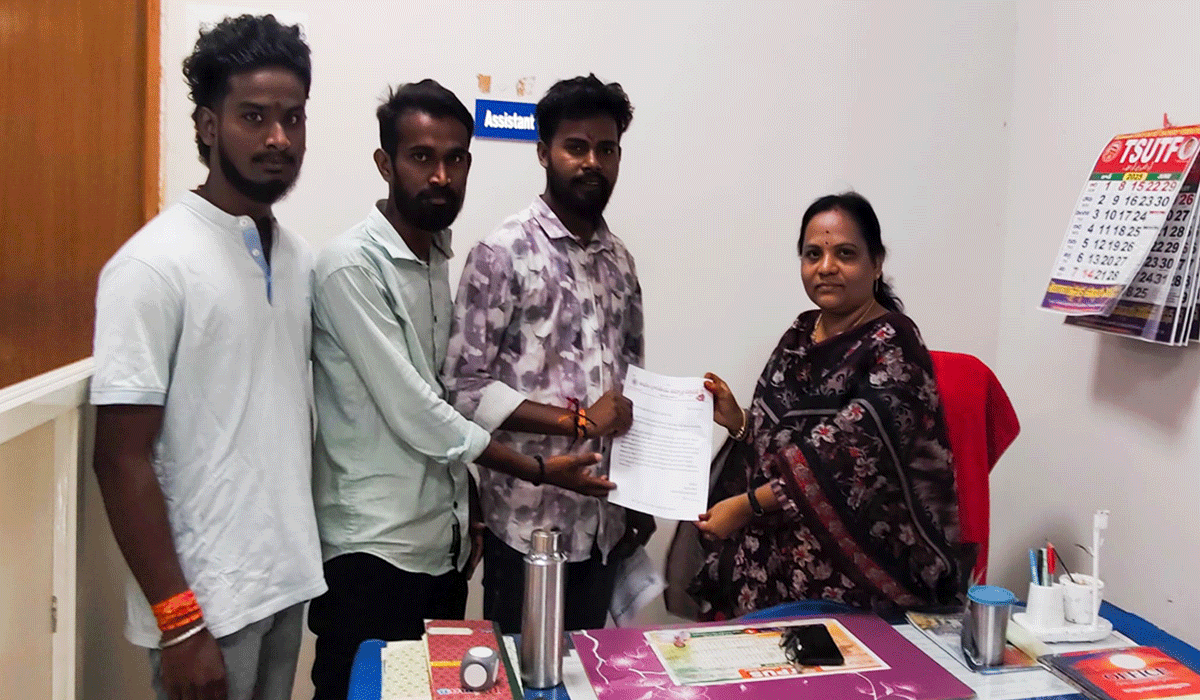 Selling textbooks |పాఠ్యపుస్తకాలు విక్రయిస్తున్న పాఠశాలలపై చర్యలు తీసుకోవాలి