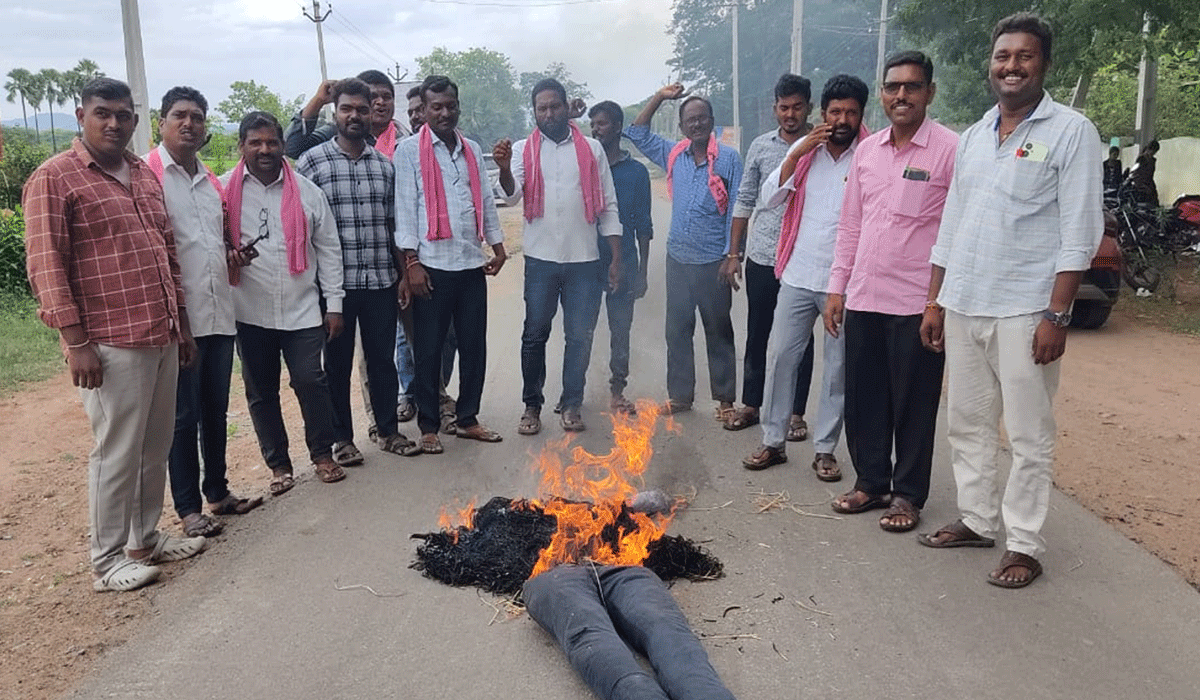 Illegal cases | కేటీఆర్‌పై అక్రమ కేసులను నిరసిస్తూ ఓదెలలో బీఆర్‌ఎస్‌ ఆధ్వర్యంలో సీఎంరేవంత్ రెడ్డి దిష్టిబొమ్మ దగ్ధం