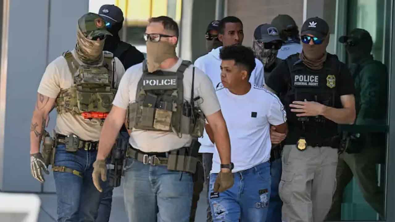 ఒక్కరోజులో 2,200 మంది వలసదారుల అరెస్టు.. అమెరికా చరిత్రలో అత్యధికం