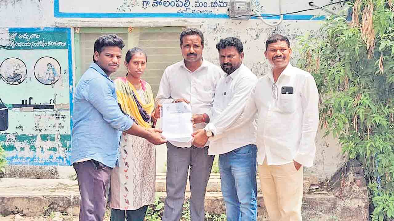 Indiramma House | ఎట్టకేలకు ఇందిరమ్మ ఇల్లు.. దిగివచ్చిన కాంగ్రెస్ నాయకులు