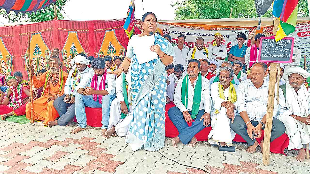 పోడు రైతులను వేధిస్తే సహించం