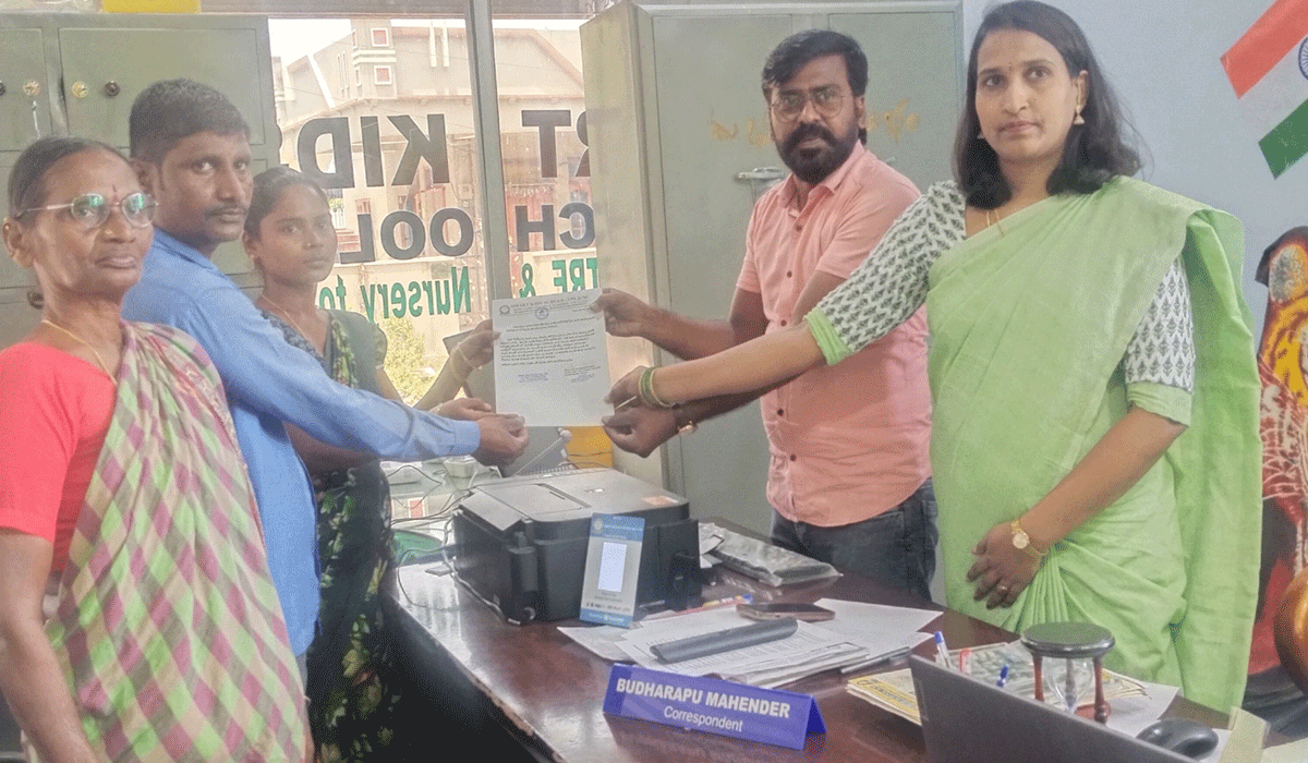 Free Education | నిరుపేద విద్యార్థినికి ఉచిత విద్యా బోధనకు ముందుకు వచ్చిన ధర్మారం స్మార్ట్ కిడ్స్ పాఠశాల యాజమాన్యం