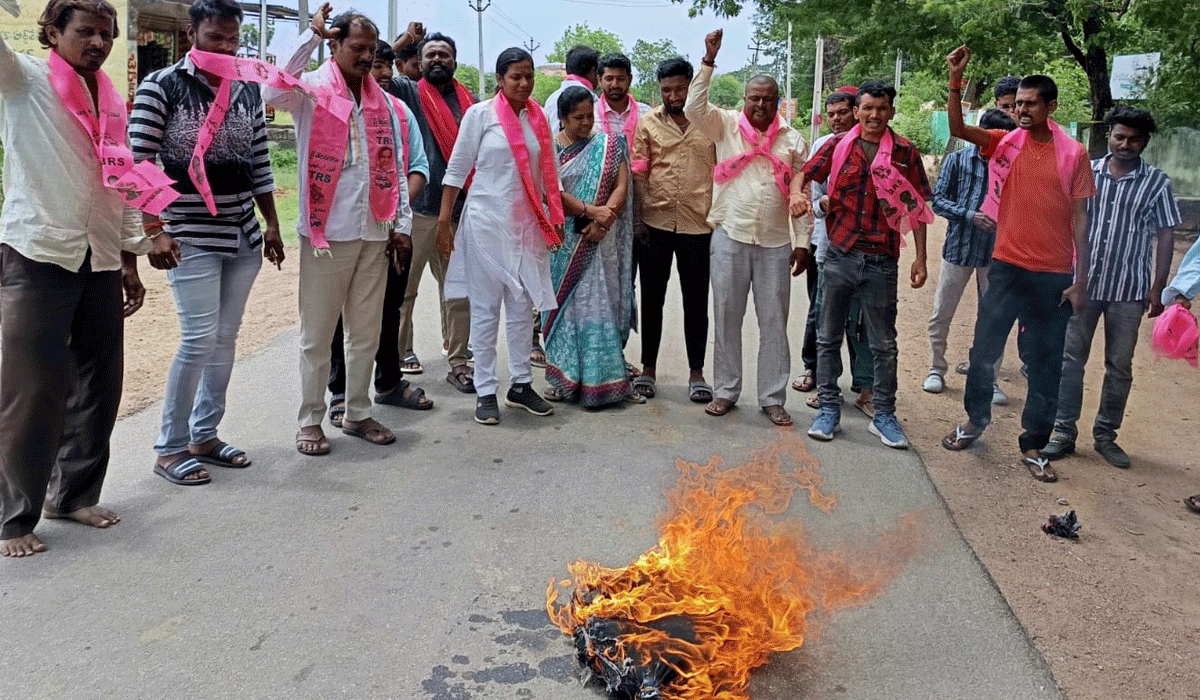 BRS leaders | బీఆర్ఎస్ నాయకులపై అక్రమ కేసులో నిరసిస్తూ ఓదెలలో సీఎం రేవంత్ దిష్టిబొమ్మ దగ్ధం