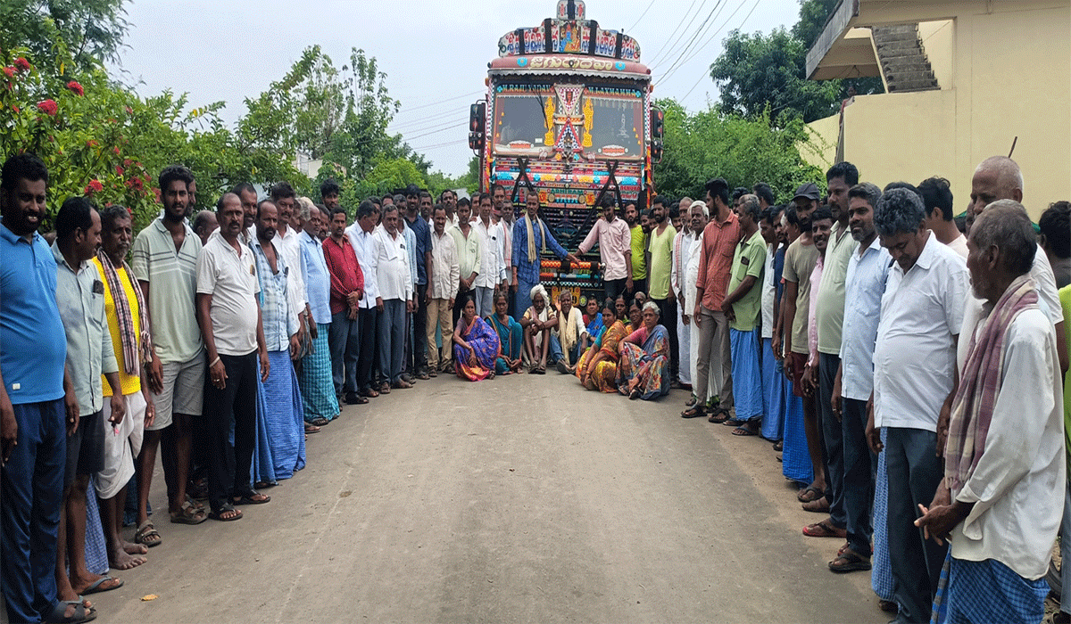 Sand, trucks | ఇసుక లారీల పరదాలు కట్టే అవకాశం కల్పించాలని హిమ్మత్‌నగర్‌వాసుల నిరసన