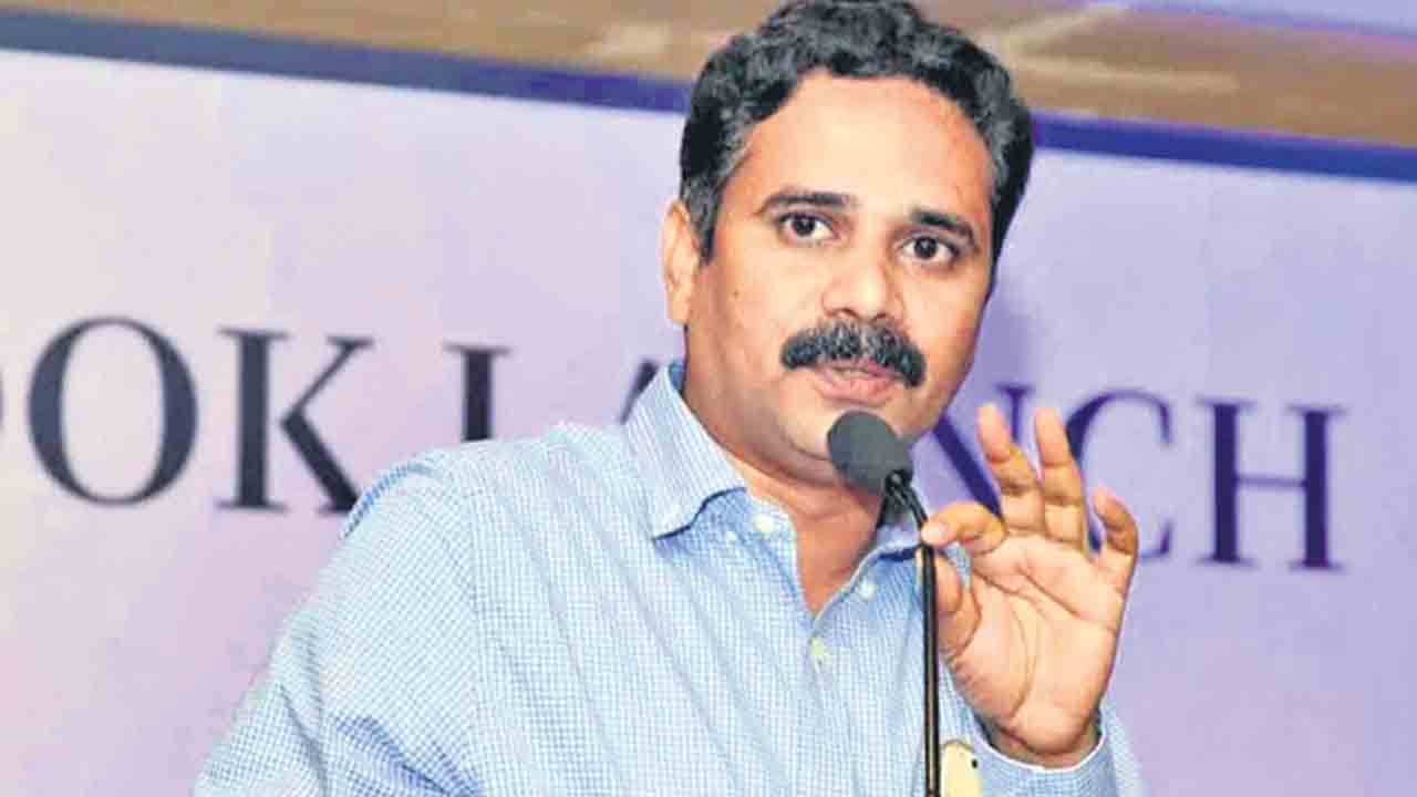 ప్రభుత్వ అధికారిగా ఉంటూ ఫేక్‌ ప్రచారమా?