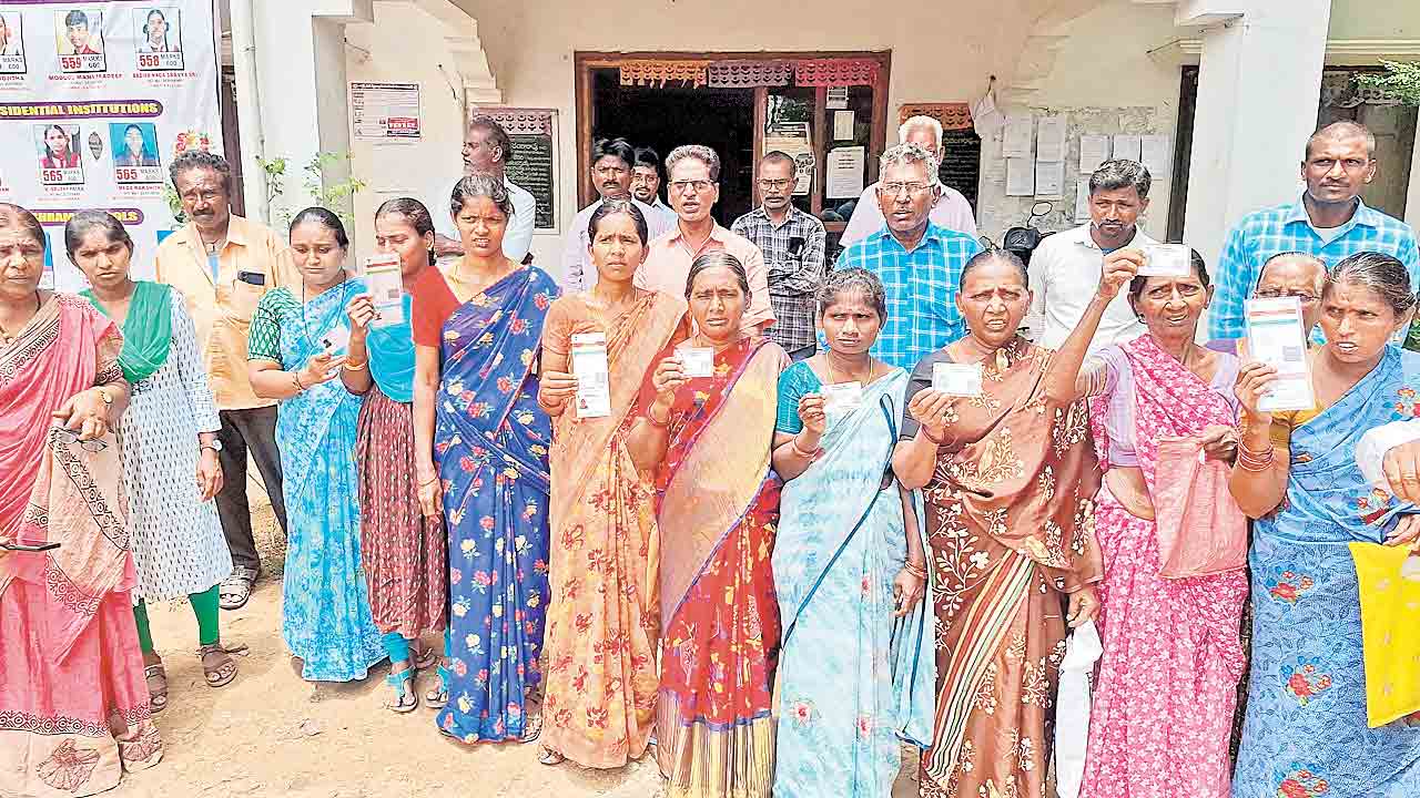 ఇందిరమ్మ ఇండ్ల కోసం మహిళల నిరసన