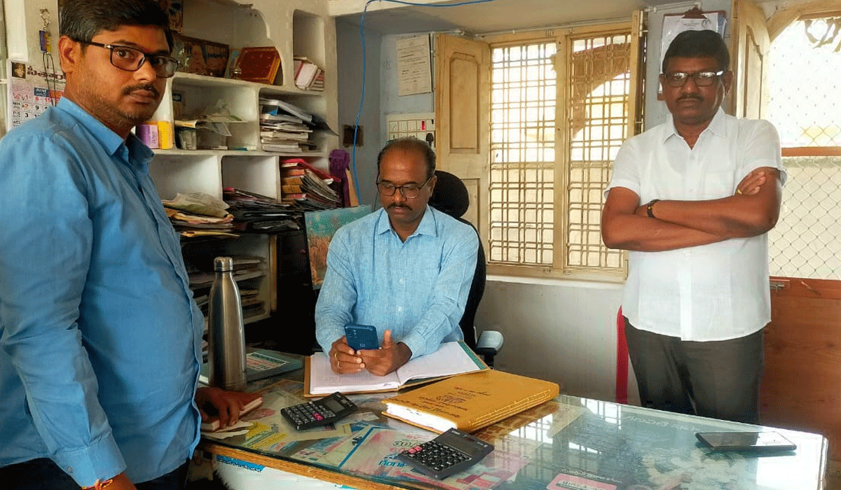 Agricultural seed shops | వ్యవసాయ విత్తన దుకాణాలను పరిశీలించిన జిల్లా వ్యవసాయ అధికారి భాస్కర్