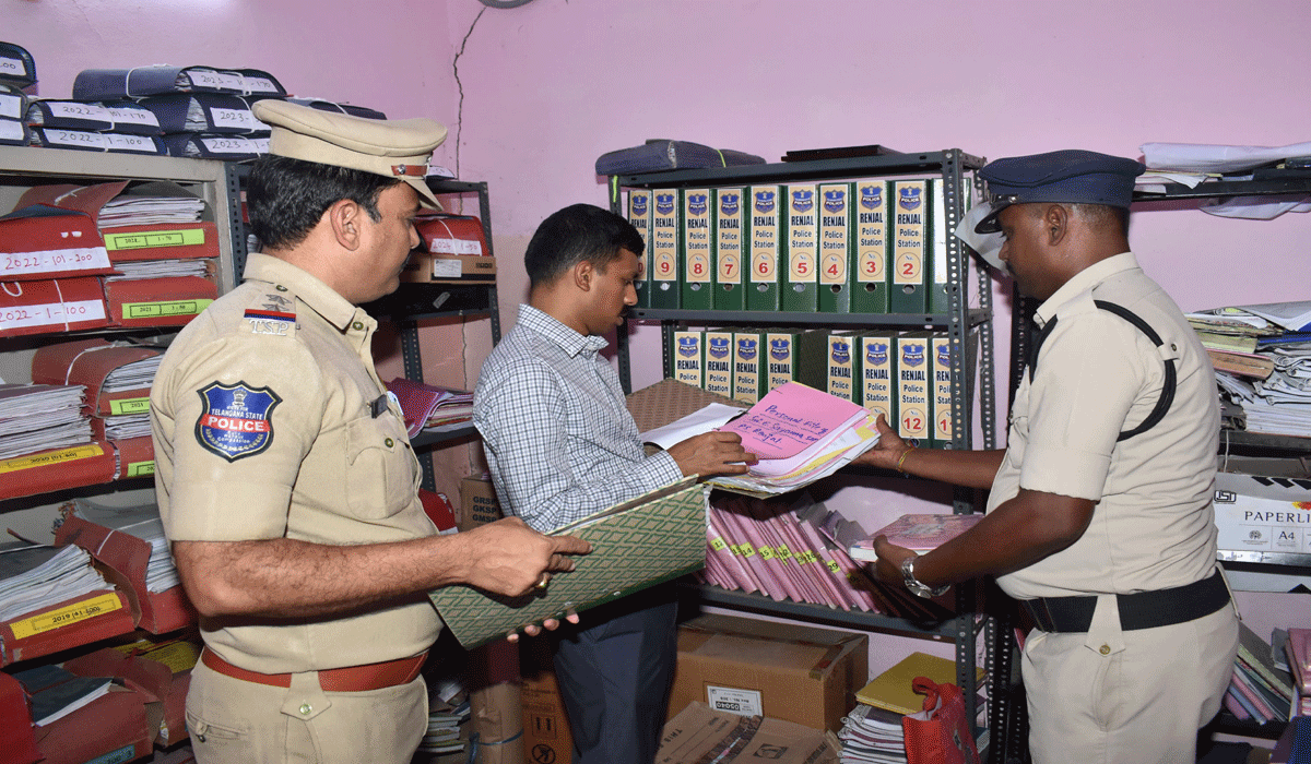 CP Sai Chaitanya | రెంజల్ పోలీస్ స్టేషన్ ను తనిఖీ చేసిన సీపీ సాయి చైతన్య