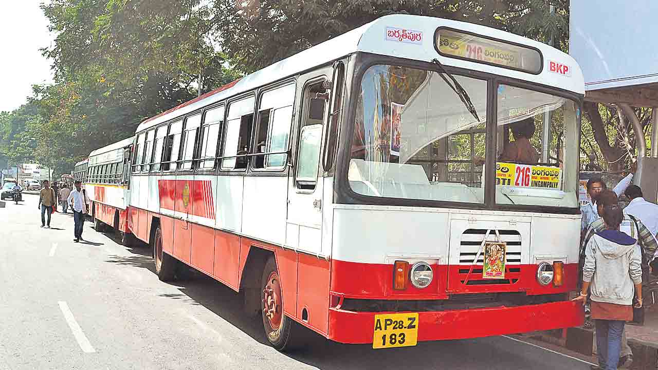 బస్సులు పెంచమంటే బస్‌పాస్‌ ధరలు పెంచేశారు