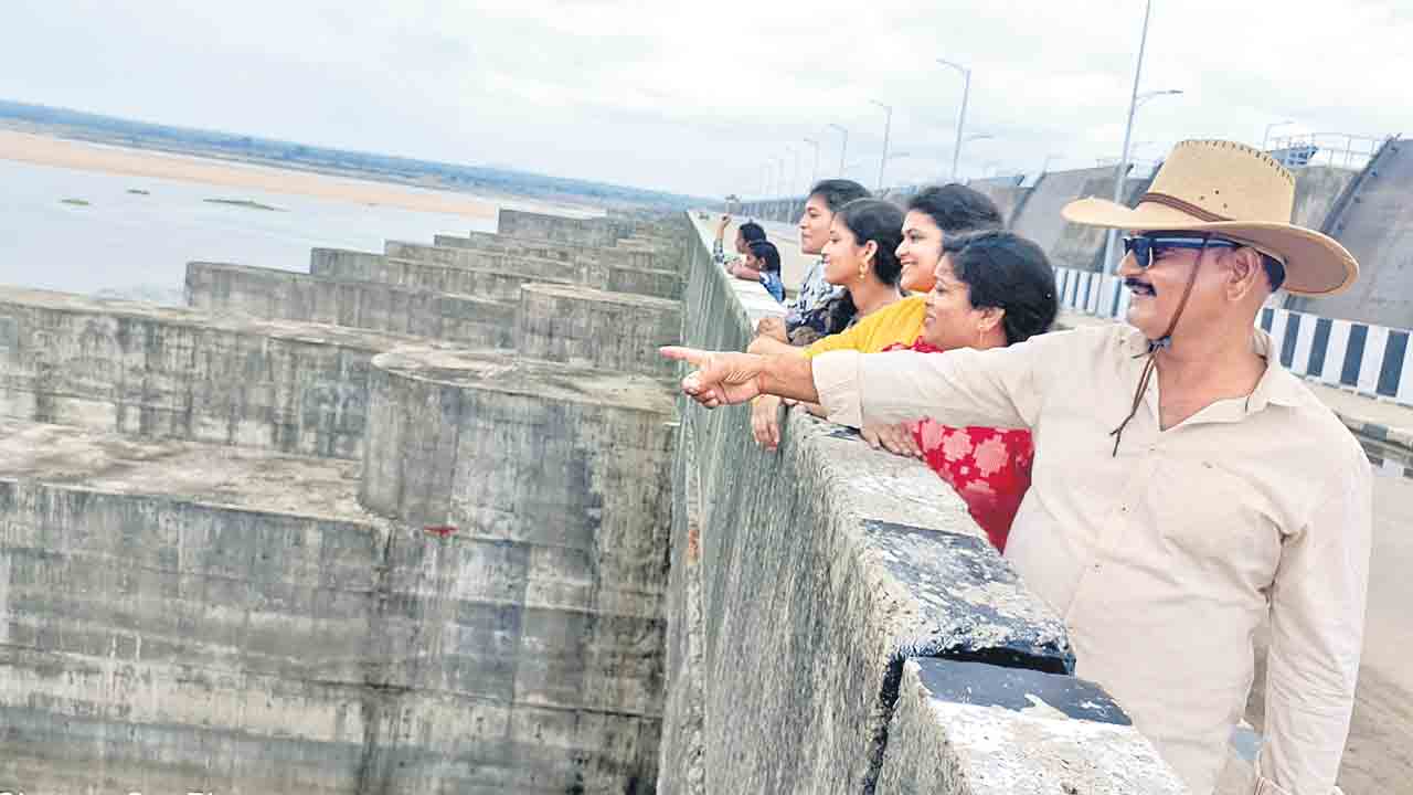 బరాజ్‌ను చూసి సంబురపడి..